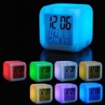 LED часовник със сменящи се 7 цвята